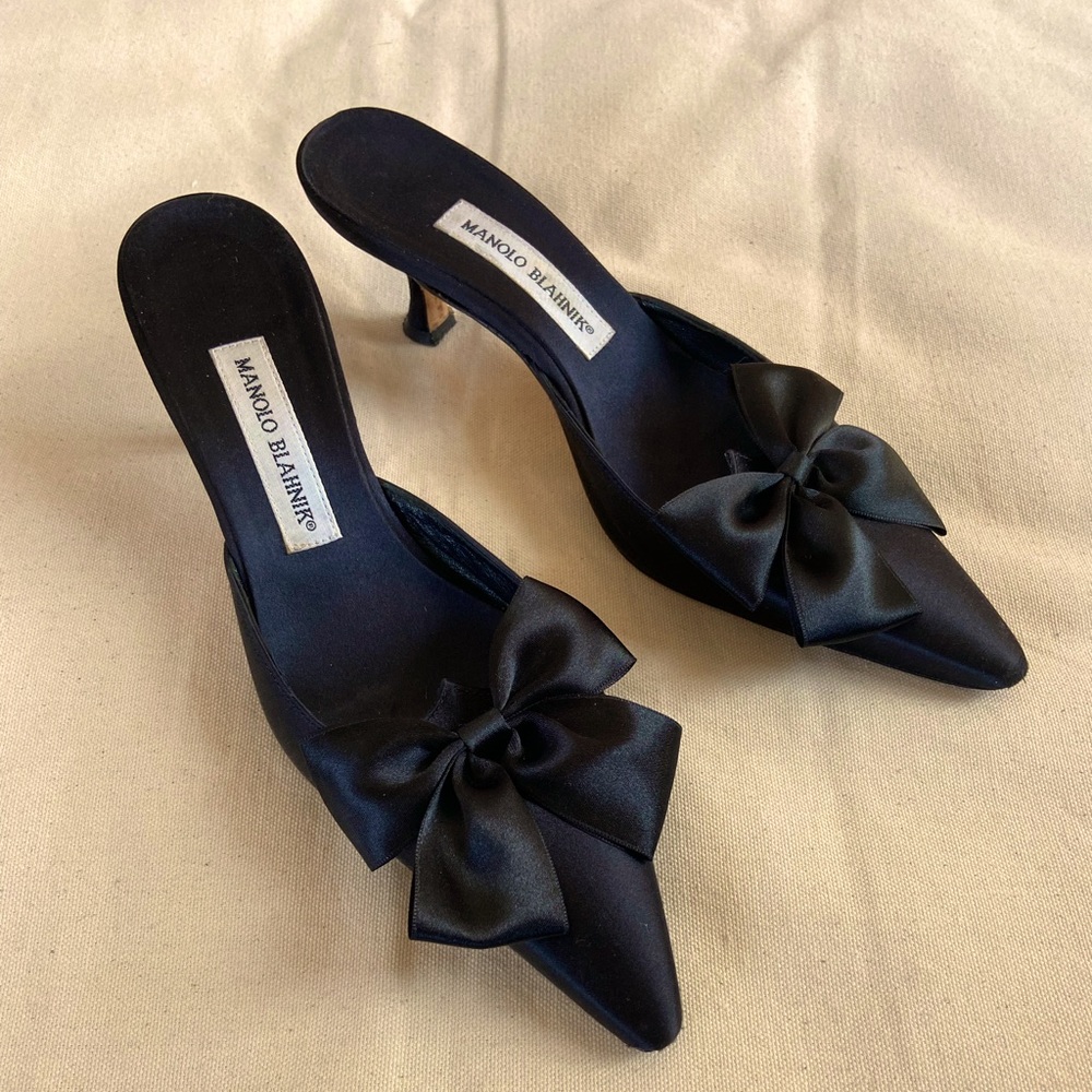 MANOLO BLAHNIK 2017 Copena satin mule pumps with satin bow